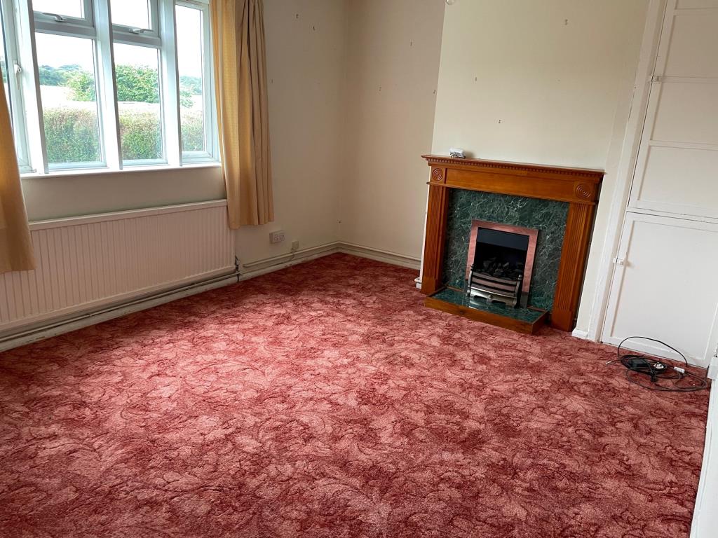 Lot: 53 - THREE-BEDROOM SEMI-DETACHED HOUSE WITH COUNTRYSIDE VIEWS - Reception room
